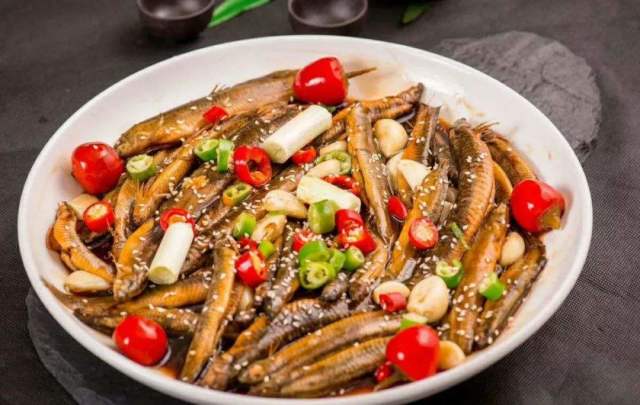 野生泥鳅滚豆腐，家常美味与营养的双重盛宴