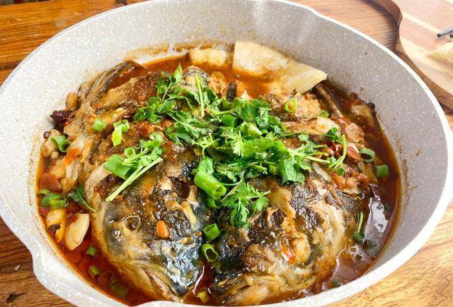 塘鱼头红烧豆腐，鲜美滋味，家常美食新体验