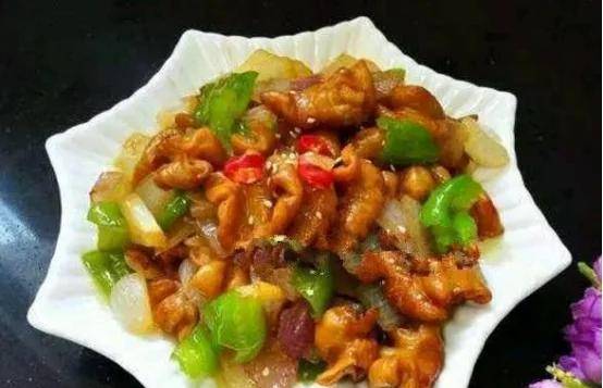 家常美食新滋味，豆腐肠炒洋葱的绝妙搭配