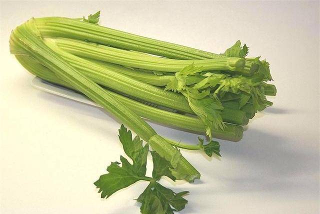 清爽夏日美食，芹菜丁拌豆腐的制作与养生功效