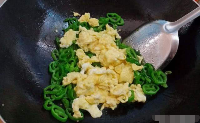 包菜辣椒蘑菇鸡蛋的做法