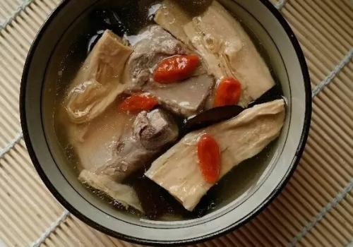 黄鳝鱼排骨煮粥的做法