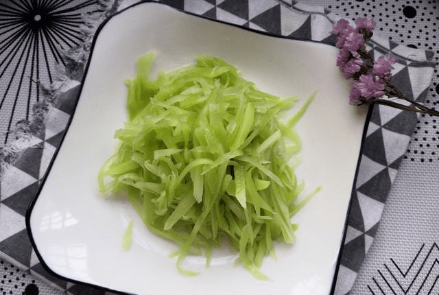 夏日清爽佳品，凉莴笋的制作与食用攻略