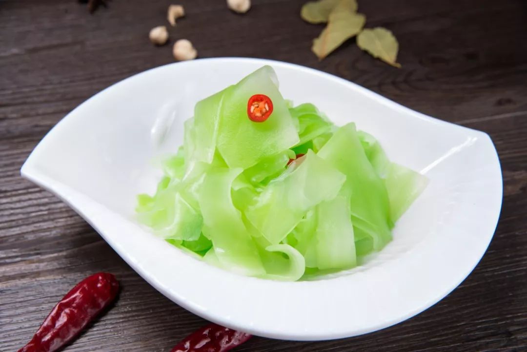 夏日清爽佳品，凉莴笋的制作与食用攻略