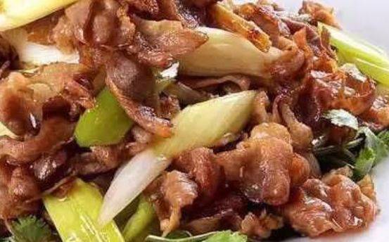炒鱼豆腐与羊肉的鲜美邂逅，家常美食新体验