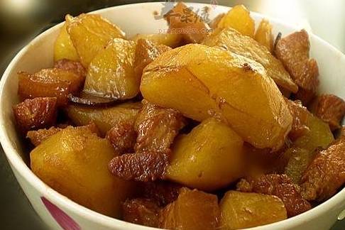 土豆炖牛肉，家常美味，营养滋补的简单做法
