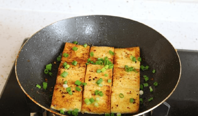 烧烤豆腐家常做法，外焦里嫩，美味又健康