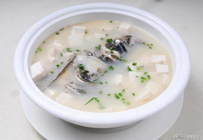 家常自制草鱼豆腐汤，鲜美滋补，一碗暖身养颜的佳品