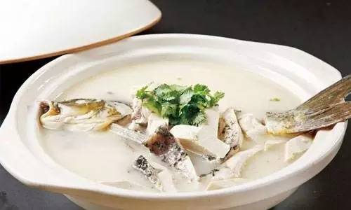 家常自制草鱼豆腐汤，鲜美滋补，一碗暖身养颜的佳品