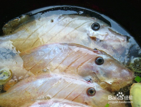 鱼汤炖豆腐玉米的做法