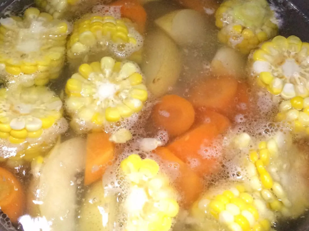 家常美食，红萝卜土豆炖豆腐，营养美味一锅炖