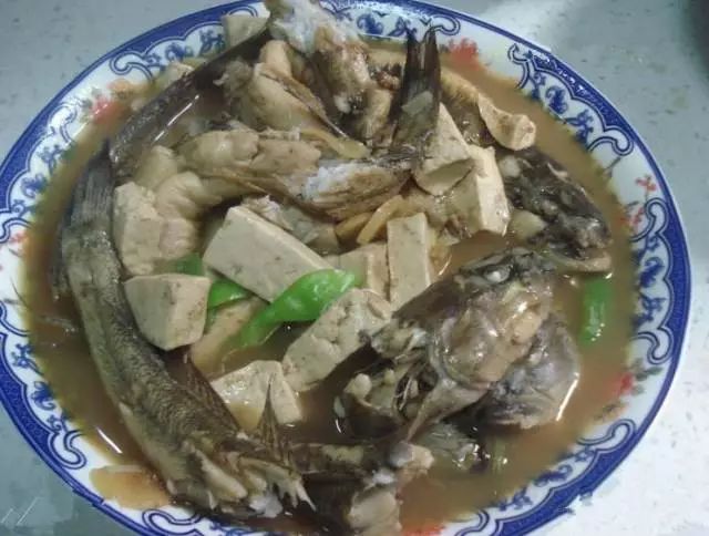 暖冬美食，带鱼炖豆腐火锅，鲜美滋补的双重享受