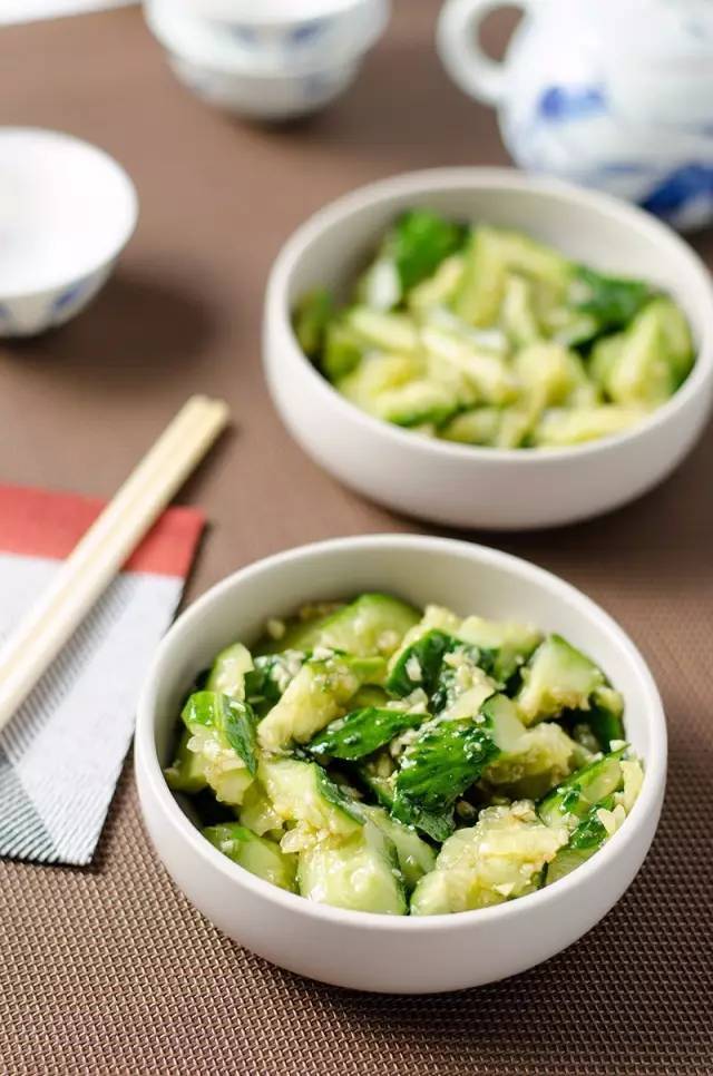 夏日清爽佳肴，凉菜蒜蓉豆腐的极致美味