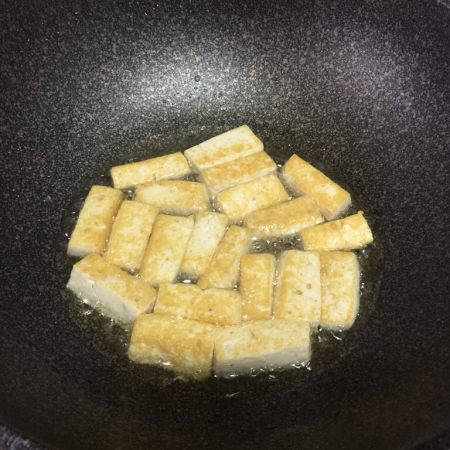 锅巴炒鱼豆腐，家常美食的新颖吃法，美味与营养的双重享受