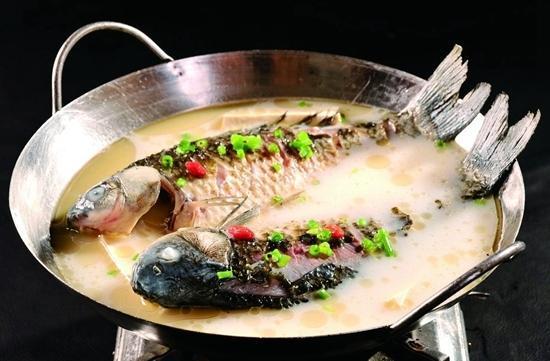 鲫鱼炖豆腐，鲜美滋补的家常美食制作指南