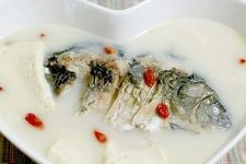鲫鱼炖豆腐，鲜美滋补的家常美食制作指南