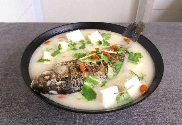 白豆腐炖鱼腩，鲜美滋补的家常佳肴
