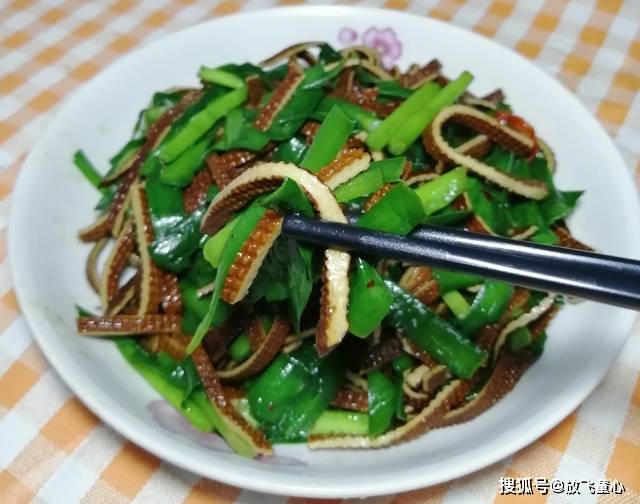 荤豆腐炒韭菜，家常美食中的营养密码