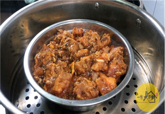 大厨炒菜蒸排骨的做法