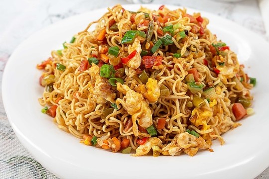豆腐鸡蛋炒面菜，家常美食的鲜美搭配与营养奥秘