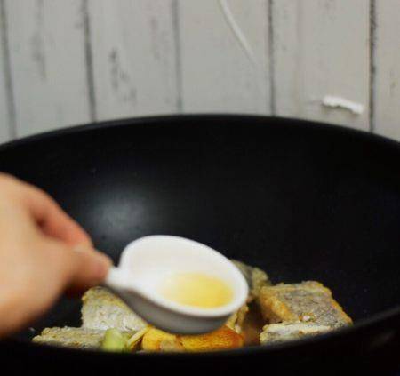 红烧带鱼豆腐白菜，家常美食的鲜美融合