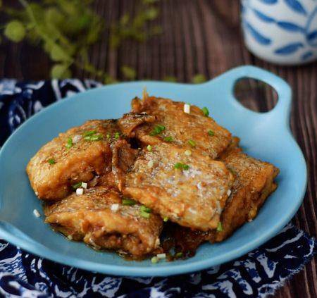红烧带鱼豆腐白菜，家常美食的鲜美融合