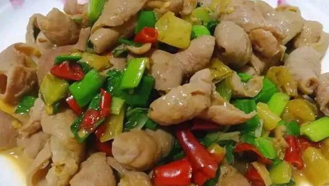 肥肠炖豆腐蒜苗，美味与营养的双重盛宴
