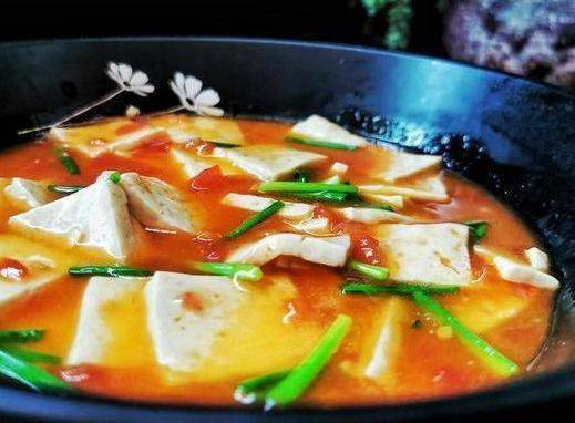 咸鱼头炖萝卜豆腐，家常美食中的鲜美秘诀