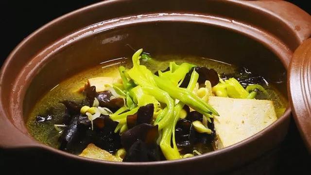 豆腐木耳汤白菜，一碗温润养生的家常美味