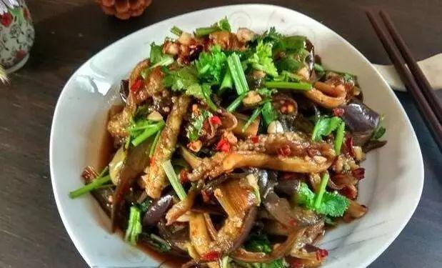 香菜拌卤豆腐，家常美味，营养满分的小食做法揭秘