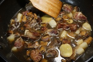 腊肉排骨煮饭的做法