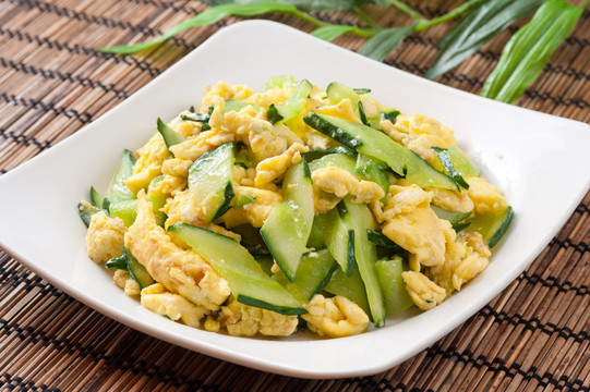 豆腐黄瓜炒鸡蛋，家常美味，营养满分！