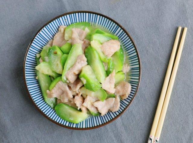 清炒凉瓜，夏日消暑美食的制作与益处
