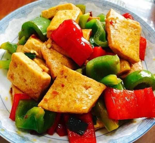 家常美食新尝试，菜心辣椒豆腐的创意烹饪法