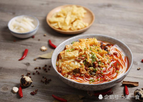 臭豆腐盖螺蛳粉，独特风味，唤醒味蕾的美食之旅