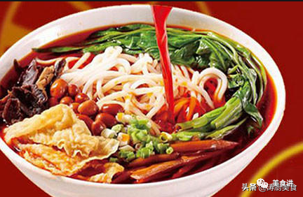臭豆腐盖螺蛳粉，独特风味，唤醒味蕾的美食之旅