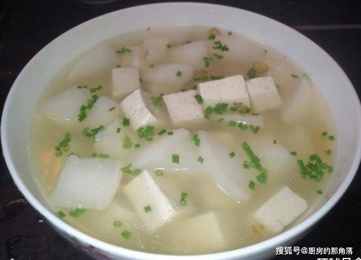 豆腐炖汤的魅力，鲜美滋补，家常美食新体验