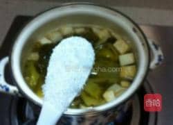 排骨煮酸菜豆腐的做法
