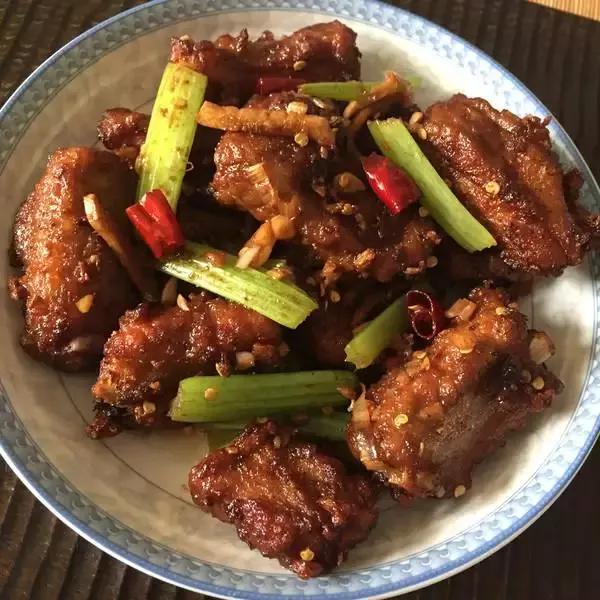 小向蒜香排骨的做法