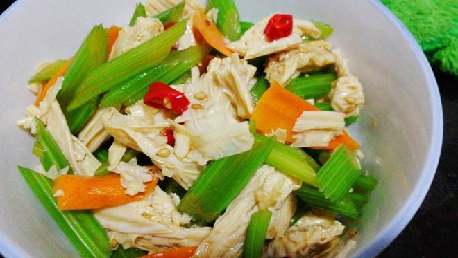 夏日清凉，芹菜凉拌这样做——健康美味一夏
