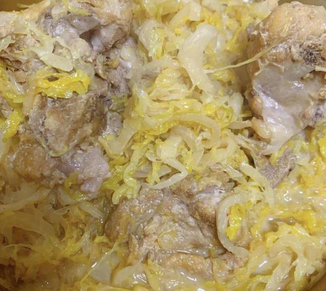 大骨头酸菜，醇香浓郁，暖胃养生的一道佳肴