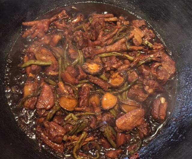 铁锅炖笨鸡，传统烹饪里的鲜美与健康之道