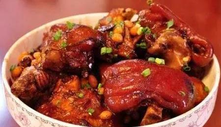 油豆腐炖猪脚，美味滋养，家常佳肴新境界