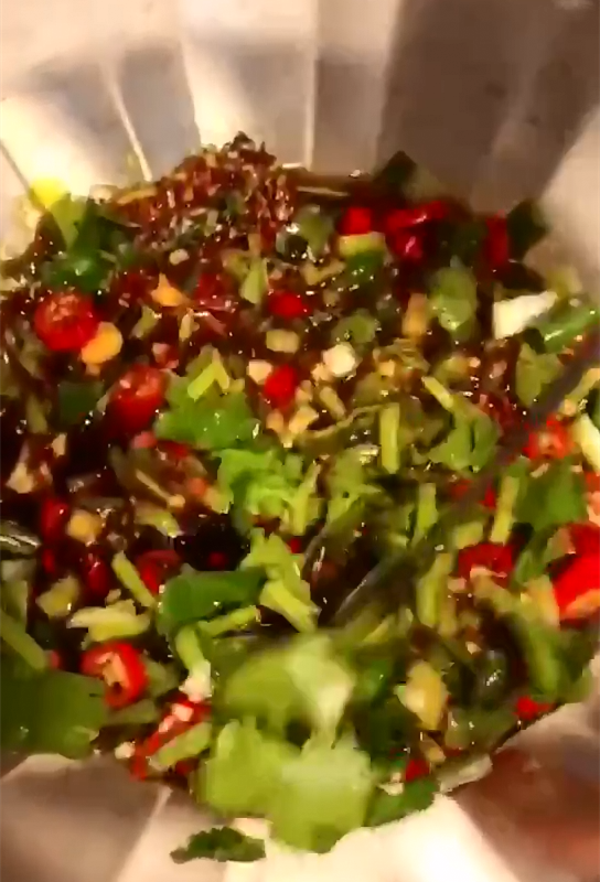 皮蛋拌鲜豆腐，家常美食的鲜美诱惑