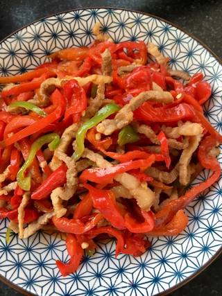 辣子豆腐炒肉丝，家常美食的绝妙融合