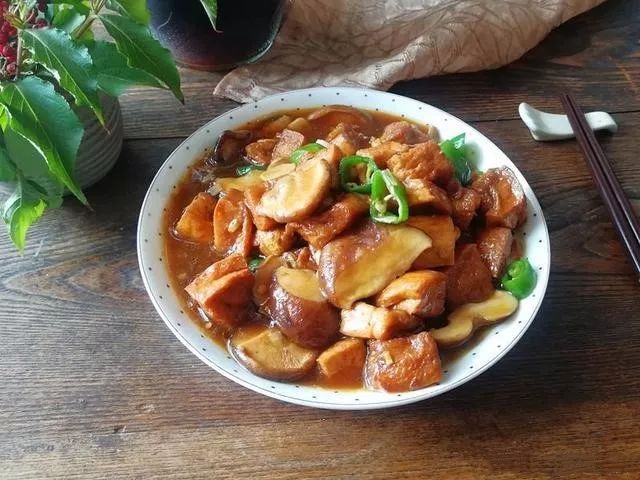 红烧豆腐肥肠，美味与营养的双重盛宴