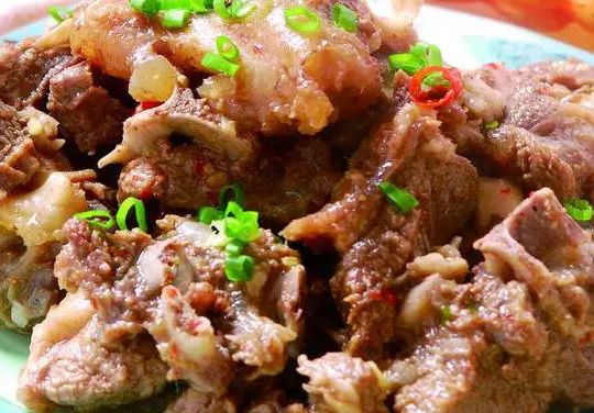 小炖肉搭配酱豆腐，家常美味新升级，营养健康双丰收