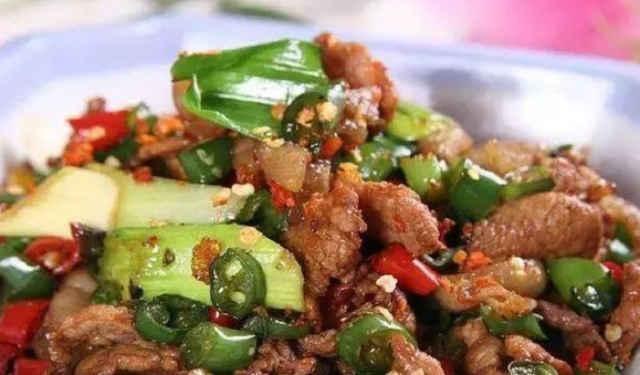 大锅菜油豆腐烧鸡的做法