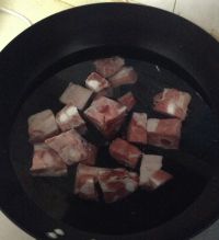 砂锅土豆酱排骨的做法