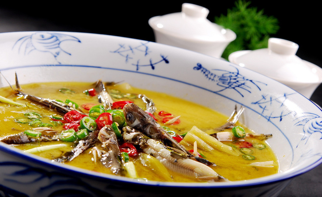 鱼头豆腐酸菜火锅，冬日里的温暖美食